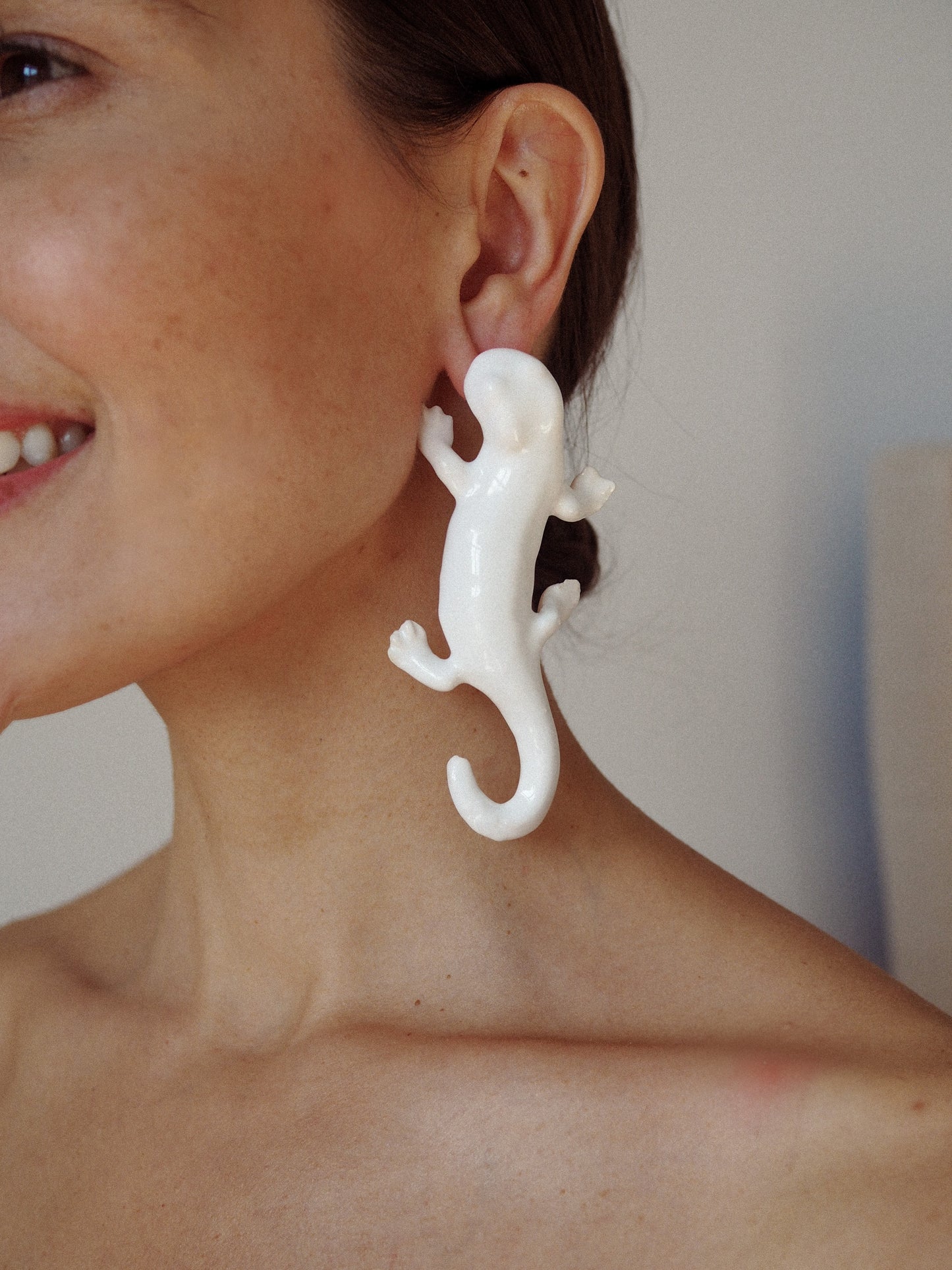 Salamandra earrings white